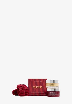 Deux pots de baume nettoyant Elemis Pro-Collagen avec une boîte rouge et dorée et un bandeau rouge texturé sur fond blanc.