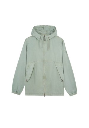 Chaqueta con capucha verde claro con cremallera frontal, dos grandes bolsillos con solapa, cordones en la capucha y puños elásticos en las mangas.