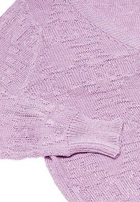 Maglione a maglia di un delicato viola, con un motivo testurizzato, scollatura a V e polsini aderenti. Materiale morbido e leggero con dettagli di cucitura visibili.