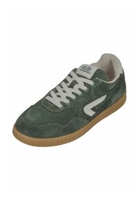 Groene suede sneaker met witte accenten, ronde neus en platte veters. Beschikt over een rubberen zool van gum en gaasdetailing aan de zijkanten. Merklabel op de tong.