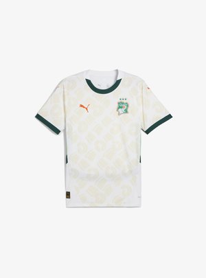 Bala futbola kreklis ar zaļiem akcentiem, kuram ir teksturēts abstrakts raksts, Puma logo oranžā krāsā un vairogs ar zvaigznēm.