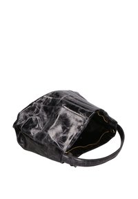 Borsa a tracolla in pelle nera con texture increspata, una tracolla e dettagli dorati all'interno. Il design aperto mette in mostra un ampio interno.