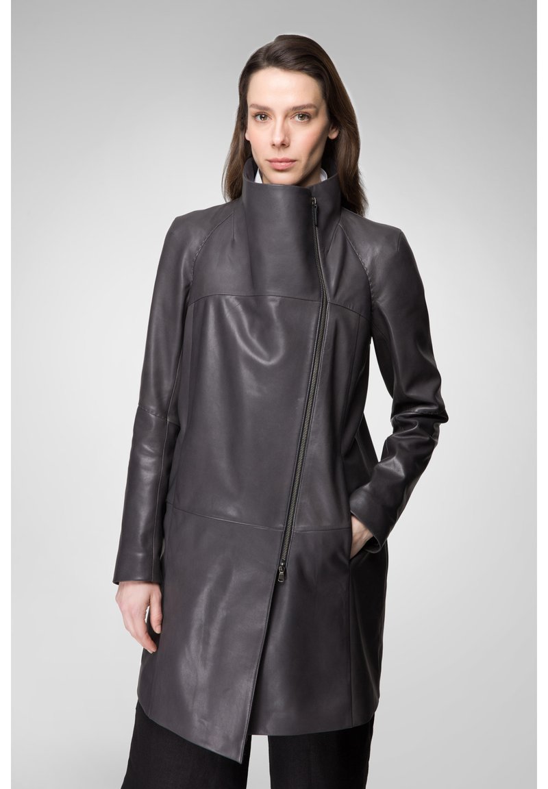 Lederjacke in Dunkelgrau, mit hohem Kragen, Vorderreißverschluss und großen Seitentaschen. Glatte Textur mit strukturiertem Design.