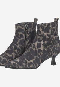 Bottines à bout pointu en imprimé léopard noir et beige, fabriquées en tissu texturé, avec une fermeture éclair sur le côté et un petit talon épais.