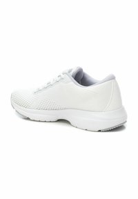 Zapatilla deportiva blanca con parte superior de malla, paneles texturizados y una suela blanca acolchada. Cuenta con un cuello acolchado y cordones planos.