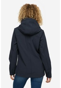 Námořnická softshellová bunda s kapucí, elastickými manžetami a zipovými kapsami. Má elegantní design s hladkým povrchem a kontrastním prošíváním.