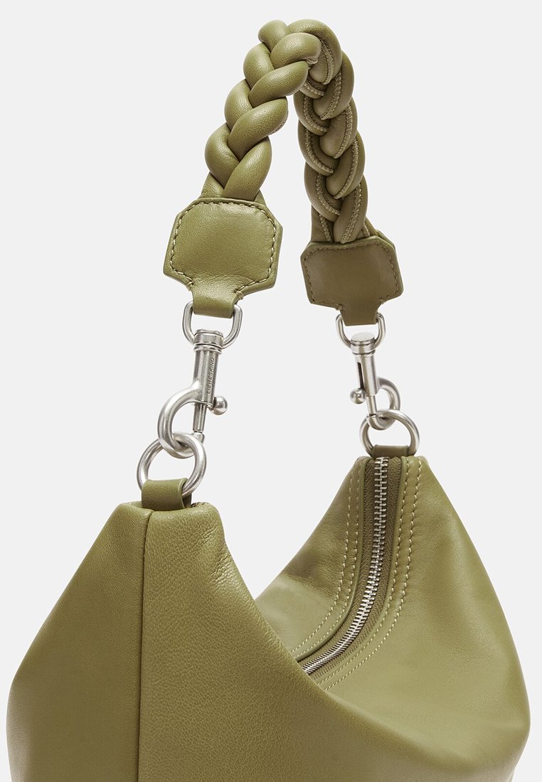 Olivgrüne Lederhandtasche mit geflochtenem Griff und silbernen Verschlusshaken, mit einem gebogenen Reißverschluss an der Oberseite.