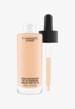 Fondotinta MAC Studio Waterweight SPF 30 in una bottiglia di vetro trasparente con tappo contagocce. Colore pesca chiaro con testo nero e contagocce nero.