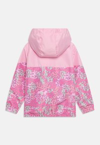 Różowa kurtka z kapturem, z wzorem w panterkę w różnych odcieniach różu i zieleni. Elastyczne mankiety i dół. Lekki materiał.
