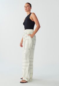 WILLA SKY - Hlače - off white geo