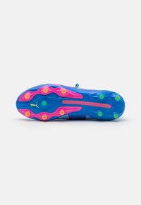 Scarpino da calcio blu con parte superiore testurizzata, tacchetti rosa e gialli, e un design aerodinamico. Presenta un gancio sul tallone per una facile calzata.