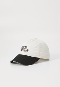 Cappello con corpo in cotone bianco e visiera nera. Presenta un colorato logo "RECAP" e una grafica di auto da corsa sul davanti.