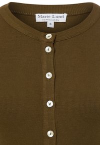 Olivgrünes, geripptes Oberteil mit rundem Ausschnitt, versehen mit fünf perlmuttfarbenen Knöpfen auf der Vorderseite. Das Material ist strukturiert und figurbetont.