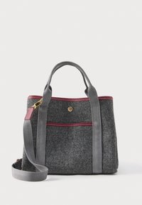 Pelēka soma ar maroon apdari, priekšējo kabatu, īsām rokturiem un regulējamu plecu siksnu ar zeltainiem aksesuāriem.