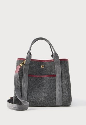 Harmaa käsilaukku, jossa on maroon-väriset yksityiskohdat, etutasku, lyhyet kahvat ja säädettävä olkahihna, jossa on kultasävyisiä metalliosia.