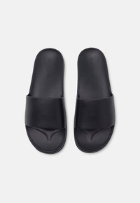 Schwarze Rutschsandalen mit einem glatten Lederobermaterial, breitem Riemen, strukturiertem Fußbett und einer konturierten Sohle für Komfort. Keine zusätzliche Hardware.