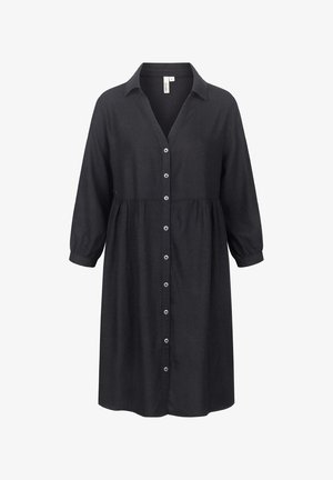 Svart linkjole med krage, lange ermer og knappelukking foran. Den har en rynket midje og en avslappet silhuett.