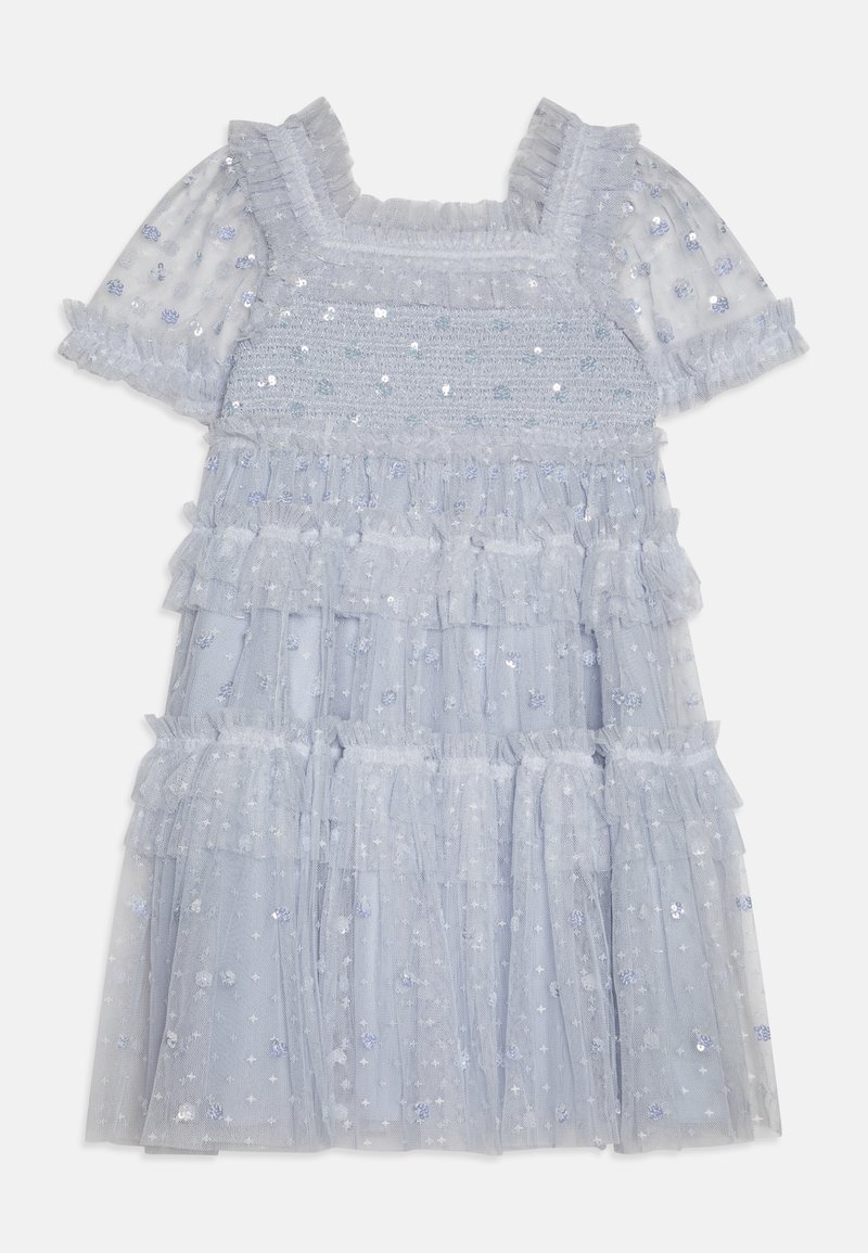 Ανοιχτό μπλε φόρεμα από τούλι με φουσκωτό κορσέ, φουσκωτά μανίκια και επίπεδες φούστες. Διακοσμείται με διάσπαρτες παγιέτες και λουλουδάτα κεντήματα.