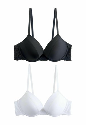 Dwa wyściełane biustonosze, jeden czarny, drugi biały, z koronkowymi zdobieniami po bokach i regulowanymi ramiączkami na ramiona.