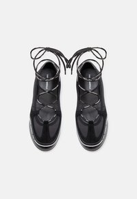 Μαύρα αθλητικά παπούτσια με σχεδιασμό από σουέντ και δίχτυ, με στρογγυλά κορδόνια, μαξιλαρωμένη σόλα και λευκές επωνυμίες.