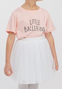 Rosa Baumwoll-T-Shirt mit dem Aufdruck "Little Ballerina", kombiniert mit einem weißen Tüllrock. Das Outfit zeichnet sich durch einen bequemen Schnitt und eine weiche Textur aus.