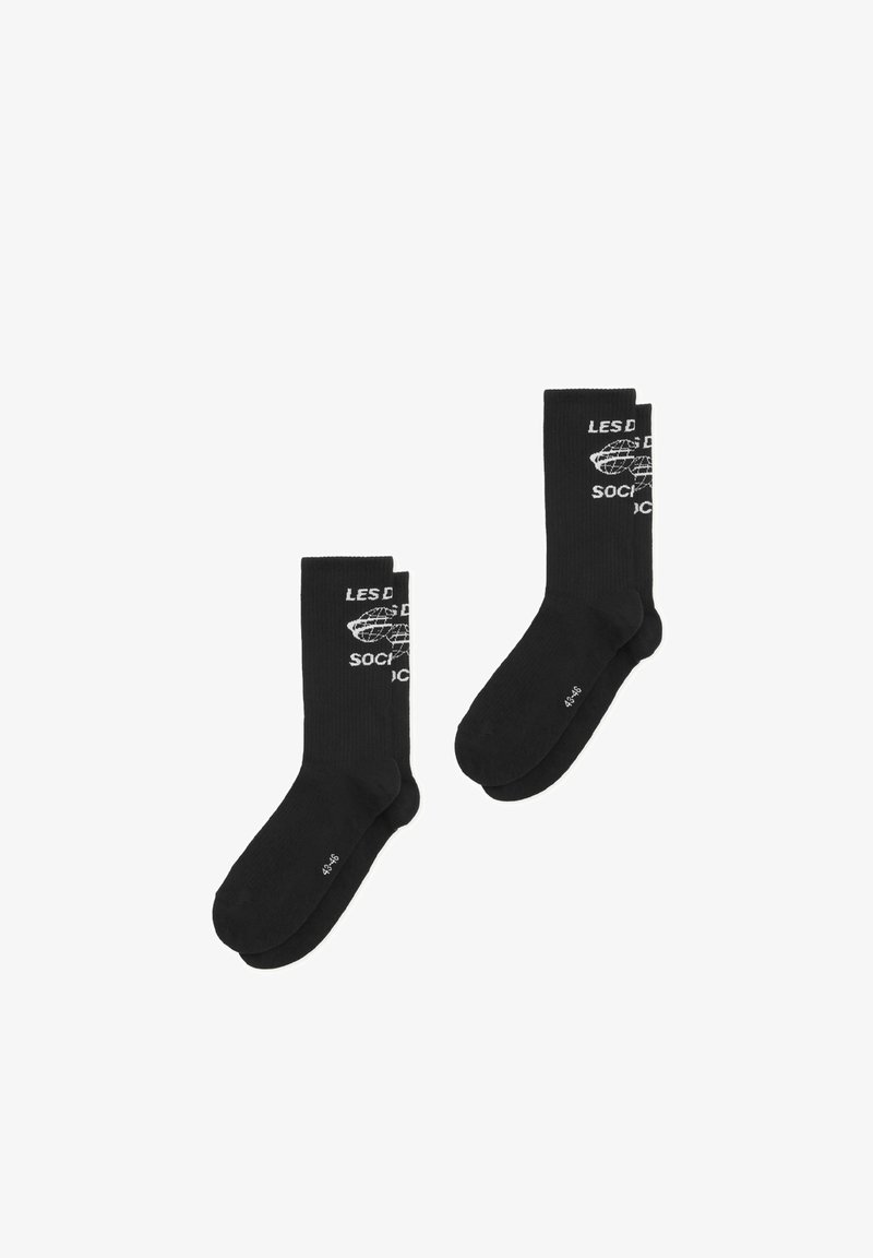 Chaussettes noires mi-mollet avec texte graphique blanc et motif globe sur la partie supérieure, taille 43-46 imprimée près des orteils.