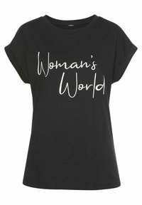 Camiseta negra de algodón con mangas cortas enrolladas. Presenta el texto blanco "Mundo de Mujeres" en una fuente casual centrado en el frente.