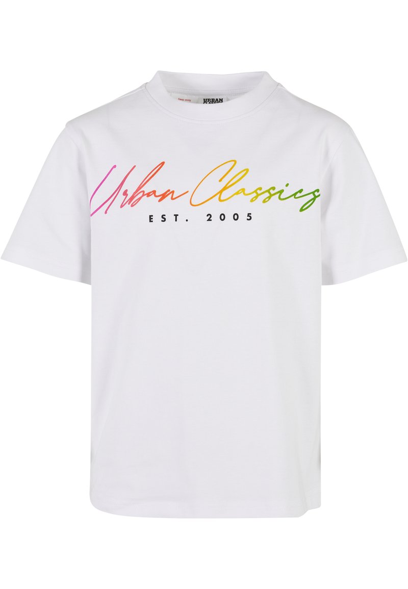 Bílý bavlněný tričko s vícebarevným textem "Urban Classics" a "EST. 2005" v černé barvě, s klasickým kulatým výstřihem a krátkými rukávy.