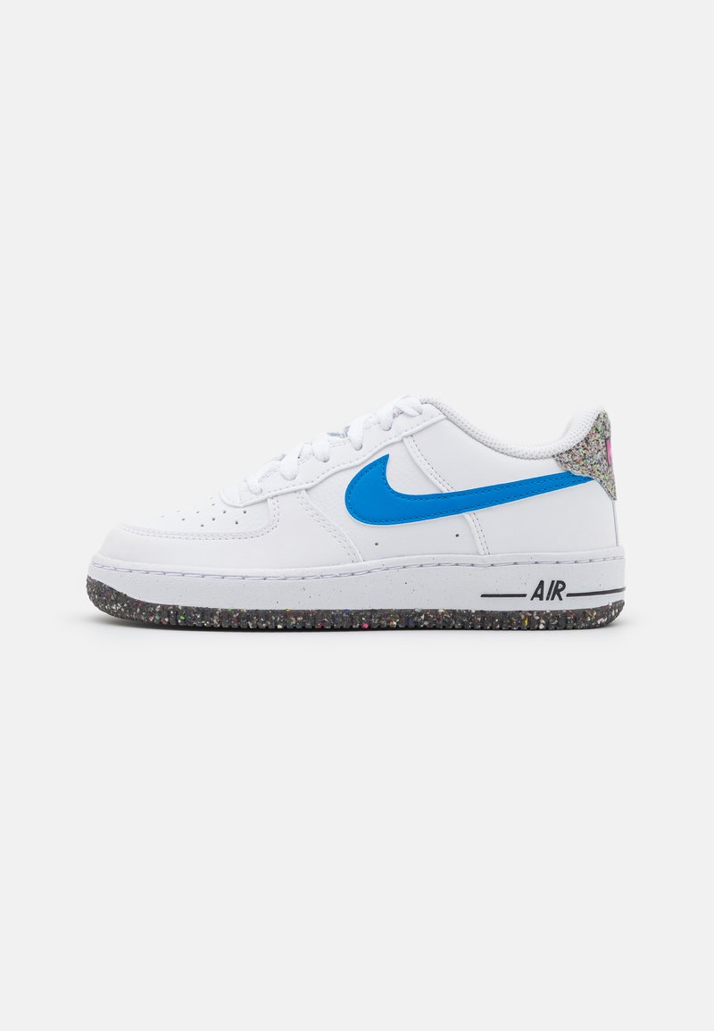 Białe sneakersy Nike z niebieskim logo, teksturowana cholewka i wielokolorowa, nakrapiana podeszwa. Klasyczny design na sznurówki z detalem "AIR" z boku.