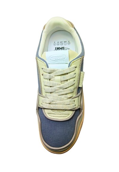 Baskets décontractées avec lacets beiges, accents en cuir crème, bout en tissu bleu, et logo "Missoni Sport" sur la languette et l'étiquette latérale.