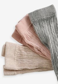 Gestrickte Socken in Hellrosa, Staubrosa und Grau. Mit gerippten Bündchen und strukturierten Mustern, die unterschiedliche Farbtöne und einen weichen Stoff zeigen.