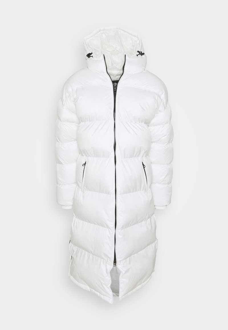Manteau en duvet blanc avec capuche, fermeture éclair et deux poches latérales. Design texturé et matelassé avec une silhouette longue. Accents de fermeture éclair noirs.