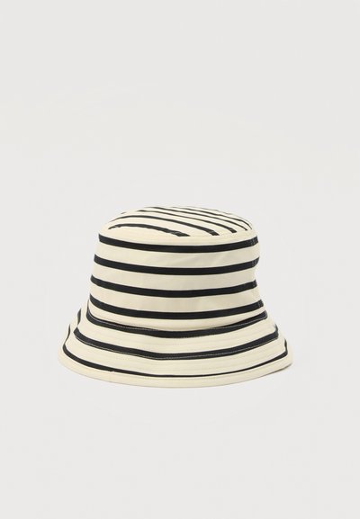 Cappello a secchiello a righe crema e nero con corona morbida e arrotondata e tesa che pende verso il basso.