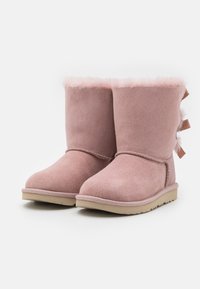 UGG BAILEY BOW  - Botas - rose grey