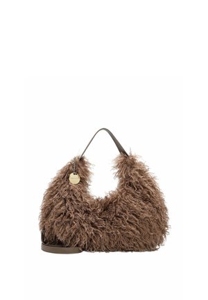 Bolso hobo marrón de pelo rizado sintético con una sola asa de cuero y un colgante redondo de oro colgado de la esquina superior.