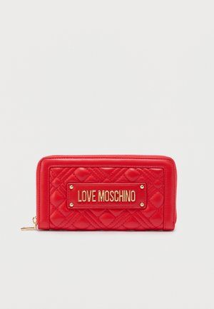 Punane tikitud rahakott kuldse tõmbluku ja kuldse "LOVE MOSCHINO" logokillaga esiküljel.