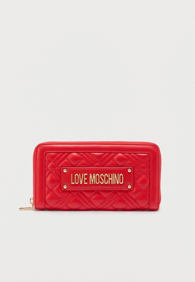 Κόκκινο καπιτονέ πορτοφόλι με χρυστό φερμουάρ και χρυσή πλακέτα με το λογότυπο "LOVE MOSCHINO" στο μπροστινό μέρος.