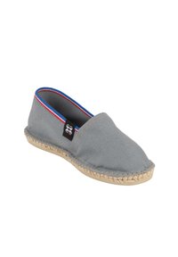 Chaussure à enfiler en toile grise avec un bout arrondi, doté d'une semelle en jute tressée et d'une couture contrastante en bleu et rouge.
