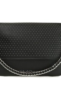 Borsa a tracolla in pelle nera con motivo traforato, tracolla a catena argentata, chiusura a patta e testo in rilievo lungo la parte inferiore.