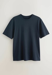 Tumši zila kokvilnas T-kreklu ar īsām piedurknēm, apaļu kakla izgriezumu un gludu tekstūru. Vienkāršs dizains bez rakstiem vai akcentiem.