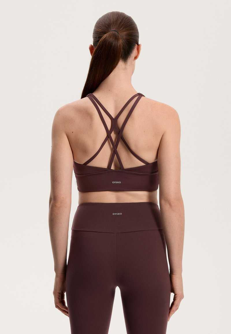OYSHO MEDIUM SUPPORT COMOFRTLUX WITH CUPS Brassières de sport à