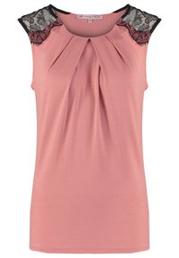 Różowa bluzka bez rękawów z plisowanym przodem, czarnymi koronkowymi akcentami na ramionach, miękka tkanina, okrągły dekolt.
