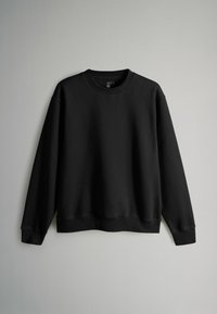 Czarna bluza z miękkiego materiału, z okrągłym dekoltem, ściągaczami na rękawach i prostym dołem. Prosty design, bez widocznych wzorów czy akcentów.