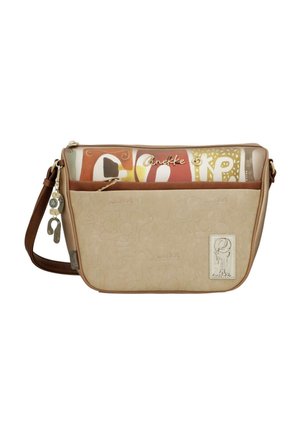 Borsa a tracolla beige e marrone con pannello superiore astratto multicolore, tasca frontale con zip e ciondoli decorativi in metallo.