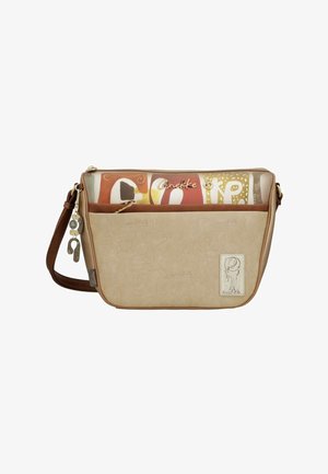Borsa a tracolla beige e marrone con pannello superiore astratto multicolore, tasca frontale con zip e ciondoli decorativi in metallo.