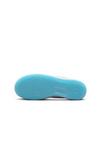 Sohle eines weißen Sneakers mit einer durchsichtigen, hellblauen Gummisohle, die kreisförmige Profilmuster aufweist.