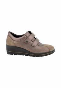 Scarpa con tacco a cuneo da donna in bronzo metallico e suede taupe, con corpo testurizzato, due cinturini in Velcro e suola in gomma per una migliore aderenza.