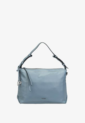 Sac à bandoulière en cuir bleu doux avec sangle réglable, fermeture éclair supérieure et breloque argentée en forme de "P" sur le côté gauche.