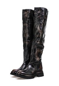 Botas de cuero negro hasta la rodilla con un acabado brillante, que cuentan con una suela gruesa y un detalle de hardware decorativo en el costado.