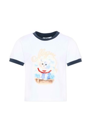 Camicia bianca a maniche corte con colletto e polsini neri, con stampa di un gattino che indossa un cappello da marinaio e una sciarpa rossa su una superficie di legno.